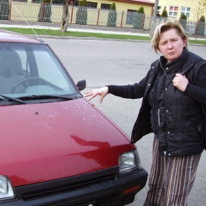 Po nocy zobaczyłam łuszczący się lakier na moim tico - żali się Mariola Gawrych z Grajewa, której auto zostało oblane kwasem