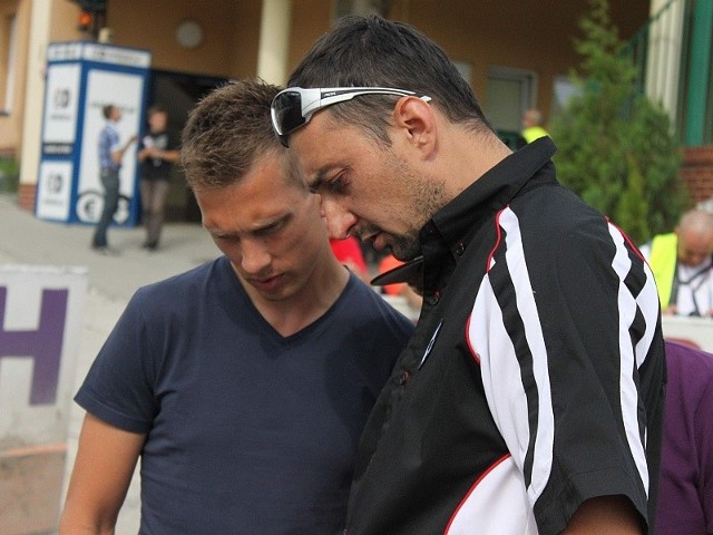 W Bydgoszczy trener Stelmetu Falubazu Rafał Dobrucki (z prawej) nie skorzysta z usług Andreasa Jonssona. Szwed chce już jeździć, ale przegrał z bólem ramienia.