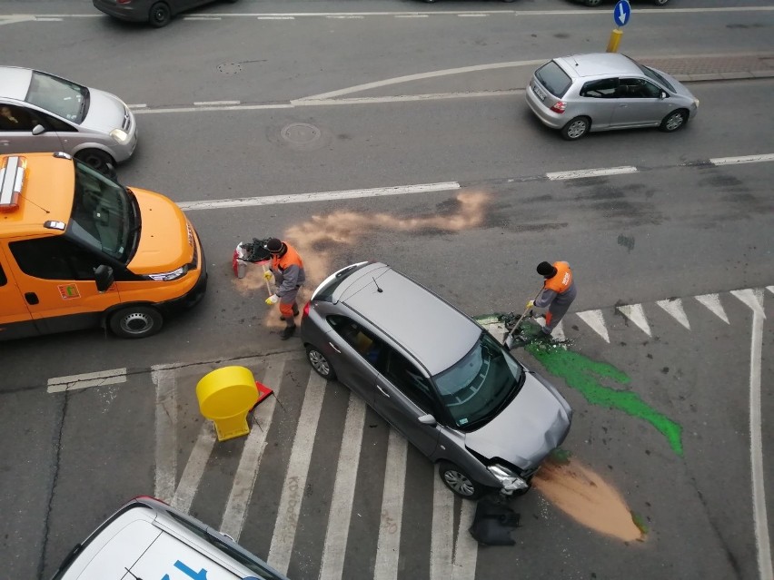 Dwa samochody zderzyły się pod okrągła kładką na Al....