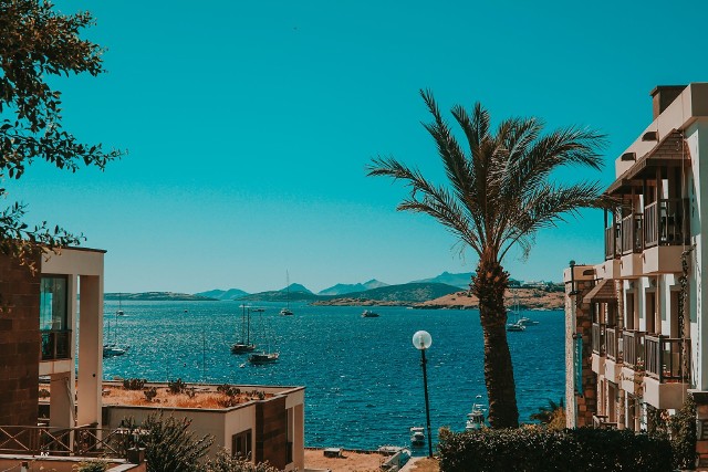 Nie musisz rezygnować z wakacji na plaży nad Morzem Śródziemnym z powodu cen, istnieją tanie opcje wakacyjne, które oferują wiele atrakcji i ciekawych miejsc do zobaczenia. Zobacz 5 najtańszych miast idealnych na wakacje!