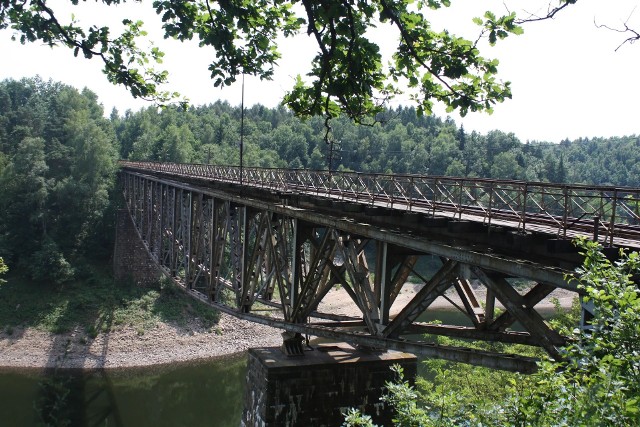 Obok mostu jest przystanek kolejowy Pilchowice -Zapora
