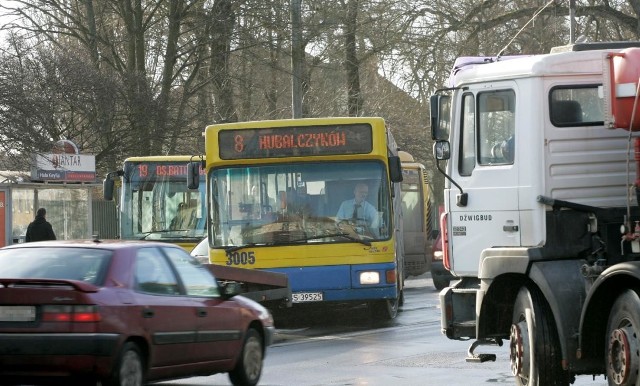 Jeśli kurs autobusu nie odbędzie się z winy przewoźnika lub gdy pojazd odjedzie z przystanku zbyt wcześnie, Zarząd Infrastruktury Miejskiej nakłada na MZK kary finansowe.