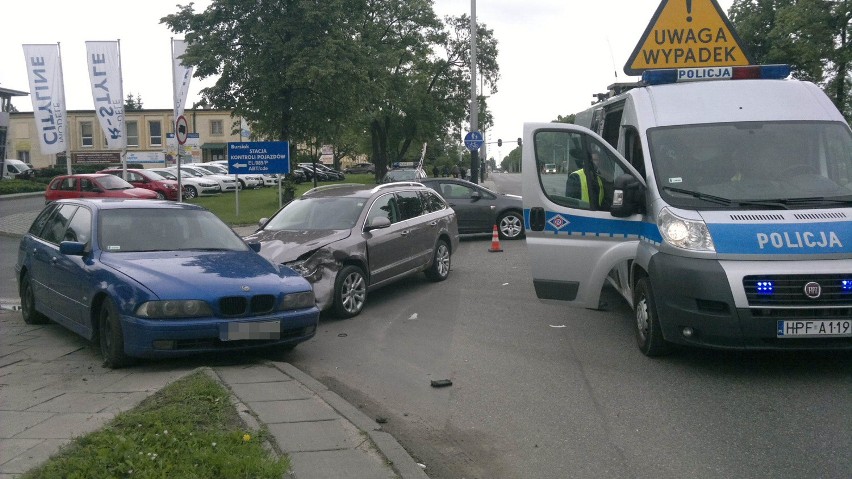 Wypadek na ul. Pabianickiej. Jedna osoba ranna [ZDJĘCIA]