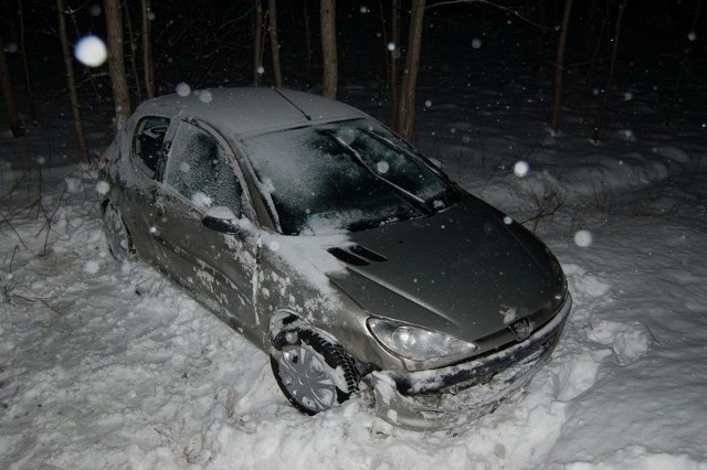 Peugeot 206 wypadł z drogi koło Szczecinka.