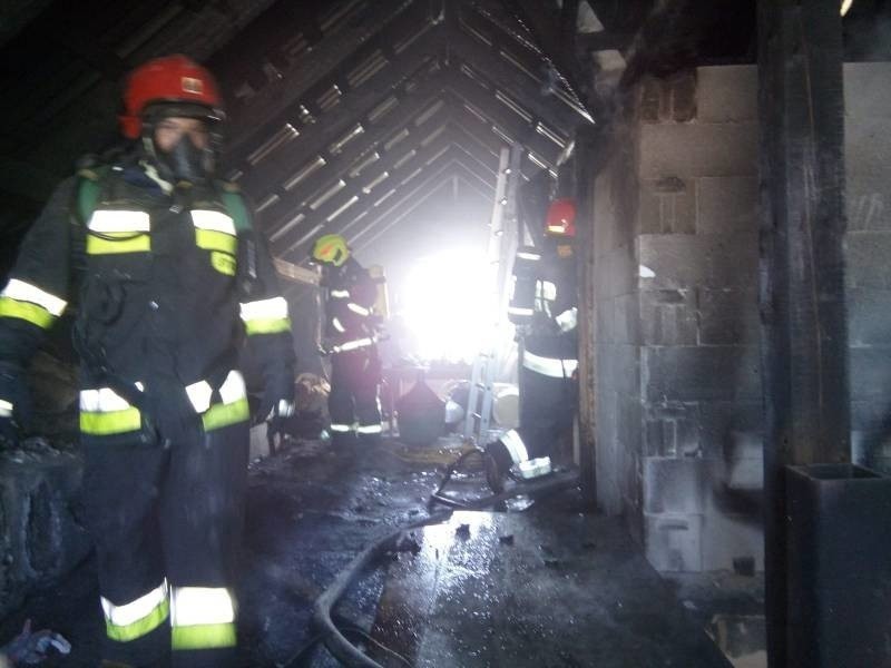 Pożar zaczął się od komina. Siedmiosobowa rodzina nie ma gdzie mieszkać