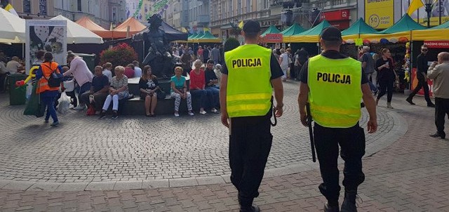 Policja pilnuje bezpieczeństwa na winobraniu.