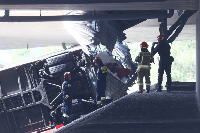 Tragiczny wypadek! Autobus spadł z mostu w Warszawie. Jedna osoba nie żyje. Są ranni [ZDJĘCIA]