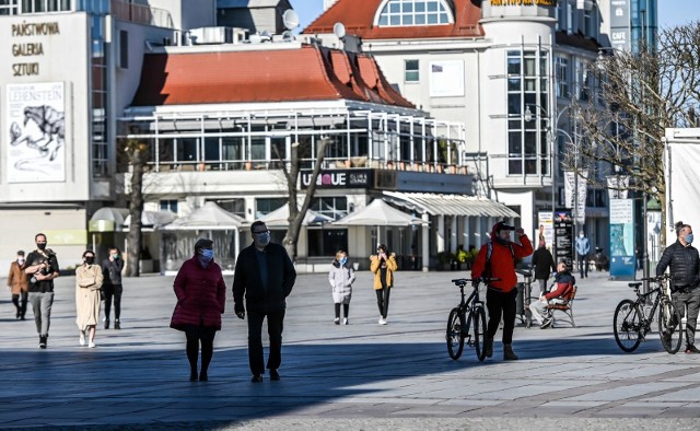 20.04.2020 sopotpierwszy dzien po zniesieniu czesci ograniniczen dla obywateli. ograniczenia zostaly wprowadzone w zwiazku z epidemia koronawirusana zdjeciu: plac przyjaciol sopotu fot. przemek swiderski / polska press / dziennik baltycki