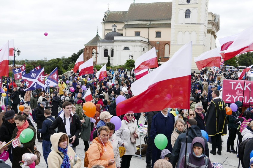 Warszawa: XVI Narodowy Marsz Życia i Rodziny przeszedł ulicami stolicy pod hasłem "Tato - bądź, prowadź, chroń"