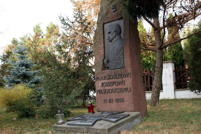 Dziś pomnik Marszałka Piłsudskiego stoi  przed tarnobrzeskim spichlerzem, obecną siedzibą Muzeum Historycznego