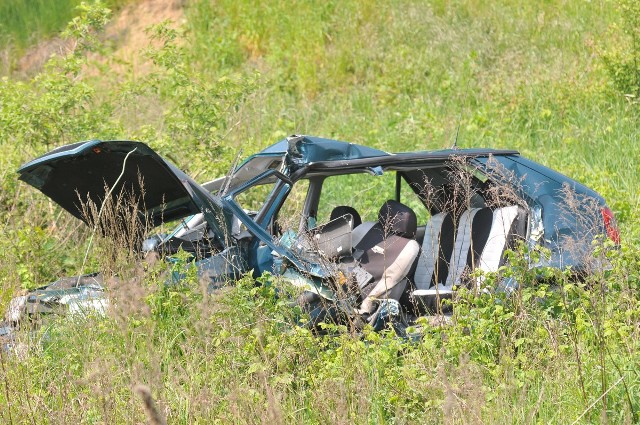 Do groźnego wypadku doszło w piątek, 20 maja na ul. Walczaka w Gorzowie. Osobowa skoda nie ustąpiła pierwszeństwa przejazdu tirowi. Doszło do wypadku.Zobacz też: Wypadek na obwodnicy Gorzowa. Dwie osoby nie żyją Do wypadku doszło w piątek, 20 maja, około godziny 11.00. Na ul. Walczaka, która jest częścią drogi krajowej nr 22, zderzyła się skoda felicia i ciężarowa scania. - Scania jechała drogą nr 22 od Różanek w stronę Gorzowa. Na skrzyżowaniu z drogą do Wojcieszyc doszło do zderzenia. Ze wstępnych ustaleń policji wynika, że kierowca skody nie zatrzymał się i nie ustąpił pierwszeństwa. Skoda uderzyła w prawy bok ciężarówki i wypadła z drogi - mówi Maciej Kimet z zespołu prasowego Komendy Wojewódzkiej Policji w Gorzowie.Siła uderzenia była na tyle duża, że osobowe auto wypadło z drogi i utknęło w wysokiej trawie na poboczu. Kierowca został zakleszczony w pojeździe, potrzebna była interwencja strażaków, którzy z użyciem specjalistycznego sprzętu wydobyli mężczyznę z pojazdu. Z obrażeniami został on odwieziony do szpitala. - Obu kierowców przebadano alkomatami. Byli trzeźwi. Obrażenia kierowcy skody poznamy dopiero po tym, jak zostanie on przebadany - mówi M. Kimet.Po wypadku droga wylotowa z Gorzowa w kierunku Strzelec Kraj. była zablokowana. Ruch przywrócono tu około południa. 