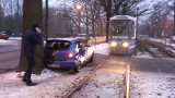 Wypadek na Biskupinie. Zderzenie mazdy z tramwajem