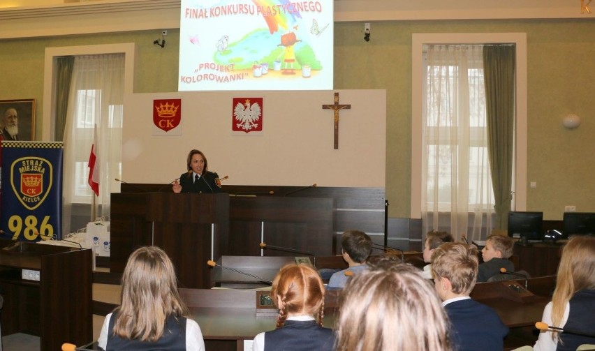 Dzieci nagrodzone za malowanki w konkursie Straży Miejskiej w Kielcach