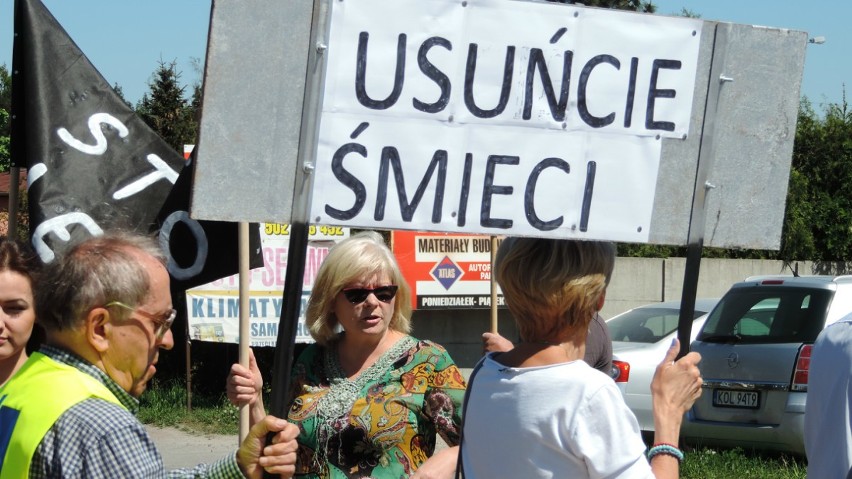 Mieszkańcy Klucz-Osady z bezsilności zablokowali główną drogę chodząc po przejściu. Kolejny protest jeszcze w maju [ZDJĘCIA]