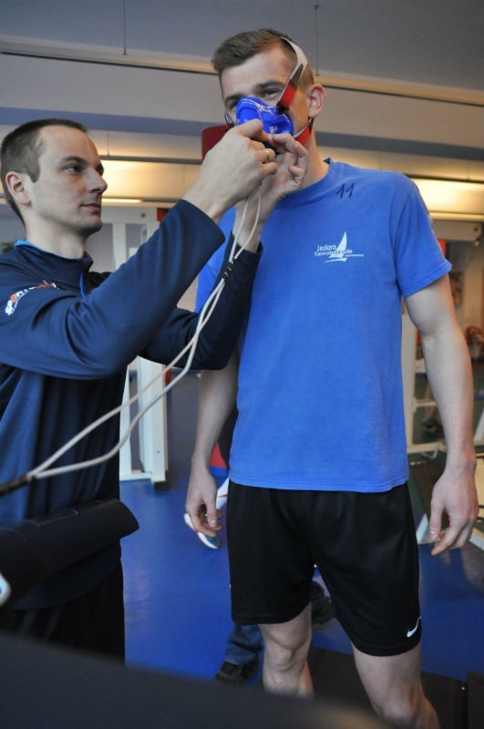 Szymon Sadowski (w niebieskiej koszulce), obok doktor Szczepan Wiecha, fizjolog sportowy, rozpoczął testy w drugoligowej Siarce Tarnobrzeg od badań wydolnościowych.