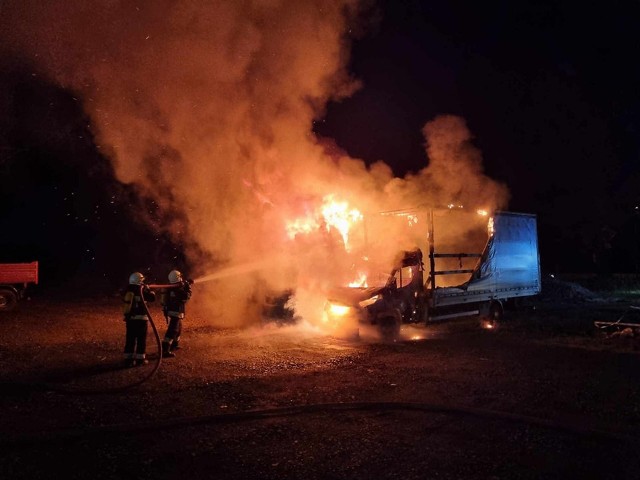 Dwa samochody dostawcze paliły się na parkingu. Przyczynę ustalają policjanci.