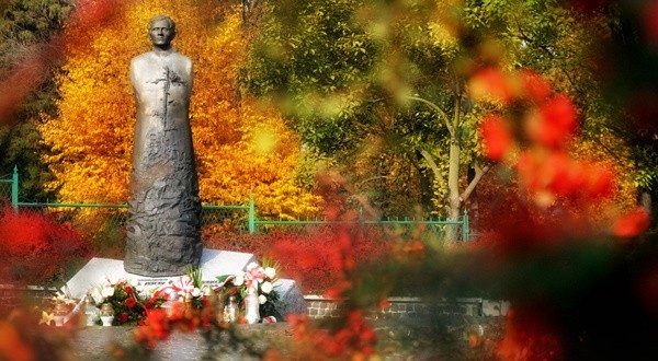 Złożyli kwiaty na grobie Janusza Kochanowskiego i pod pomnikiem Jerzego Popiełuszki [ZDJĘCIA]