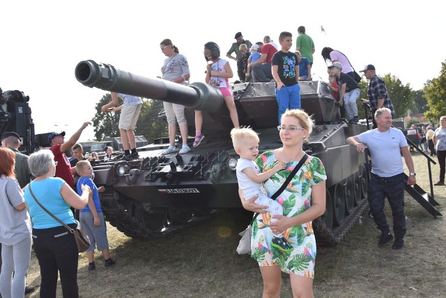 Zainteresowanie wydarzeniem nie dziwi. Na terenach wystawienniczych w Minikowie zobaczyć można było w niedzielę najnowszy sprzęt wojskowy, strażacki i policyjny. Co chwila odbywały się pokazy dynamiczne w wykonaniu mundurowych. - Większość sprzętu wojskowego jest z jednostek Inspektoratu Wsparcia Sił Zbrojnych czyli z Pierwszej Brygady Logistycznej z Bydgoszczy, ale też mamy sprzęt z Centrum Szkolenia Artylerii i Uzbrojenia w Toruniu, II Pułku Inżynieryjnego w Inowrocławiu oraz Centrum Szkolenia Logistyki w Grudziądzu - informował "Pomorską" Krzysztof Głuszak, zastępca szefa sztabu Inspektoratu Wsparcia Sił Zbrojnych. W pokazach strażackich uczestniczyli strażacy z Bydgoszczy, Świecia i powiatu nakielskiego. Zainteresowanie budziły też pokazy policyjne. Wojewoda Mikołaj Bogdanowicz dziękował strażakom za udział w akcjach ratowniczych po ubiegłorocznej nawałnicy. Druhom z powiatu nakielskiego przekazał w Minikowie nowy sprzęt. Goście pikniku obejrzeć mogli też występy. Na scenie m.in. zespoły wojskowe: "Błękitne berety" i grupa wokalno-taneczna Marynarki Wojennej z Gdyni.