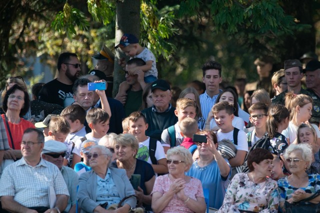 W czwartek, 12 września, głównymi ulicami Wysokiego Mazowieckiego przejechały Pododdziały Kawalerii Żołnierzy Wojska Polskiego w ramach wydarzenia ,,Konna Wyprawa Wrześniowy Szlak 1939 -2019". Na placu za Miejskim Ośrodkiem Kultury odbyły się pokazy sprawności kawaleryjskiej musztry konnej z okresu II RP, wystawa na terenie historycznego polowego obozowiska (wyposażenie, uzbrojenie, umundurowanie) oraz zajęcia edukacyjne dla dzieci i młodzieży o tematyce II Wojny Światowej.Widzowie mieli unikalną możliwość spotkania oko w oko z kawalerzystami i ich świetnie wyszkolonymi końmi, obejrzenia widowiskowego pokazu bojowego oraz wzięcia udziału w żywej lekcji historii.Źródło: Starostwo Powiatowe w Wysokiem Mazowieckiem