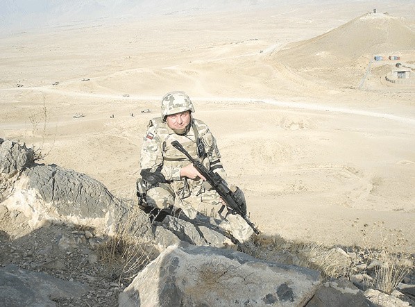 Chorąży Jacek Żebryk ma już spore wojskowe doświadczenie. Zaczynał jako ochotnik w 1. Pułku Specjalnym Komandosów w Lublińcu, potem służba w świdwińskiej eskadrze i Kołobrzeskim Batalionie Saperów Marynarki Wojennej w Dziwnowie, znowu Świdwin i misje w Iraku i Afganistanie. 
