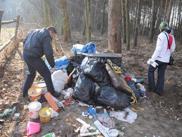 Jarosław Biernacki, komendant gminnej straży i Emilia Gaik z wydziału ochrony środowiska przeszukują dziekie wysypisko