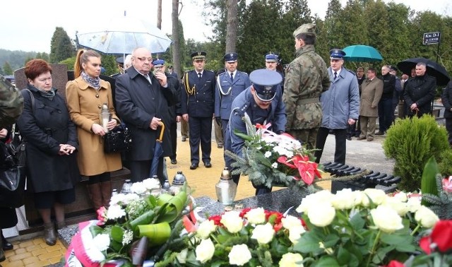 W uroczystości na cmentarzu wzięła udział między innymi rodzina kpt. Artura Ziętka, nawigatora tupolewa.