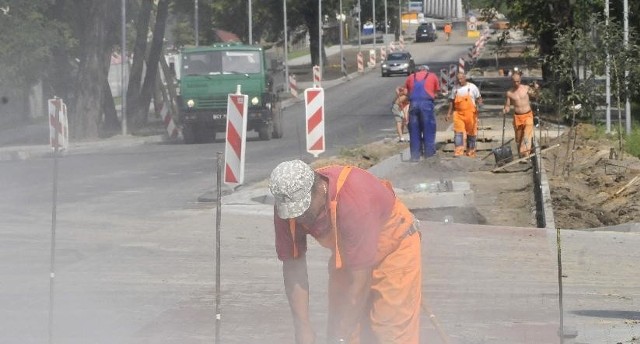 Remont ul. Spornej miał się zakończyć w październiku, ale wszystko wskazuje na to, że przeprawa zostanie oddana do użytku wcześniej