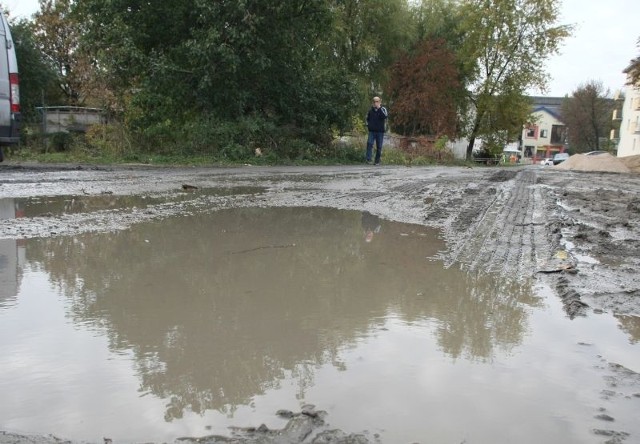 Jedyną drogą, która prowadzi do garaży przy ulicy Zagnańskiej coraz trudniej przejść i przejechać.