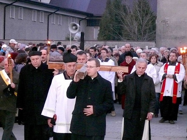 Na każdej stacji Drogi Krzyżowej zmieniała się delegacja niosąca krzyż. Od pierwszej stacji krzyż nieśli księża. 