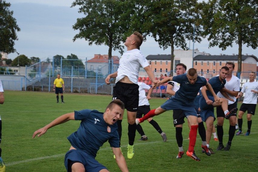 Okres przygotowań do jesiennych rozgrywek piłkarskich. Mecz...