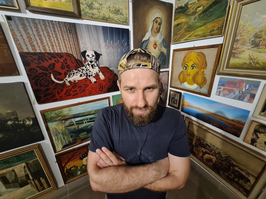 Znajdował obrazy na śmietniku. W Toruniu stworzył z nich wyjątkową wystawę