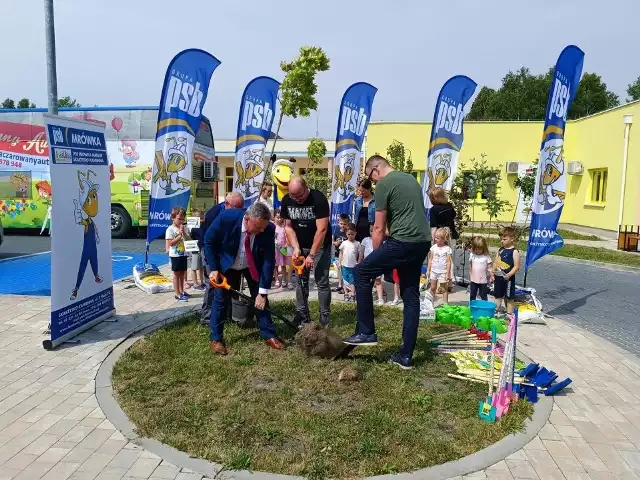 Akcja "Sadzenia Drzewek" w przedszkolu w Skarżysku Kościelnym wspólnie z PSB Mrówka ze Skarżyska-Kamiennej.