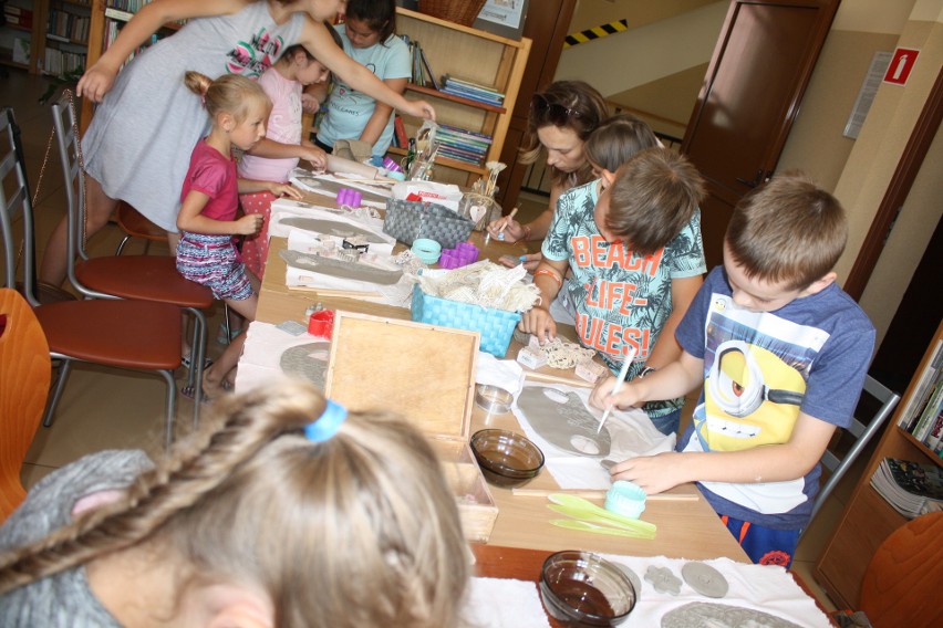 Sposób na wakacyjną nudę w Gminnych Bibliotekach Publicznych w Starej Wsi [ZDJĘCIA]