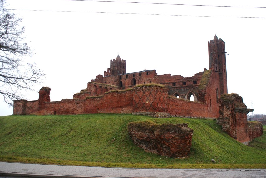 Okazałe ruiny zamku krzyżackiego w Radzyniu Chełmińskim.