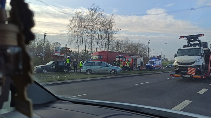 Białystok. Wypadek przy ul. Generała Maczka. Zderzyły się dwa auta osobowe. Jedno dachowało. Są ranni [ZDJĘCIA]