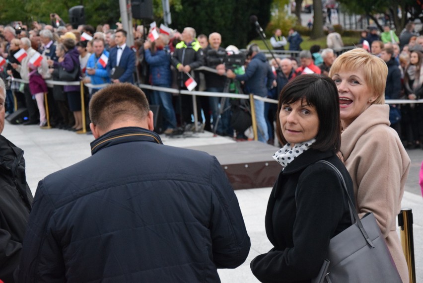Andrzej Duda – skandowali sympatycy prezydenta RP w Oświęcimiu. Konstytucja – grzmiał KOD  