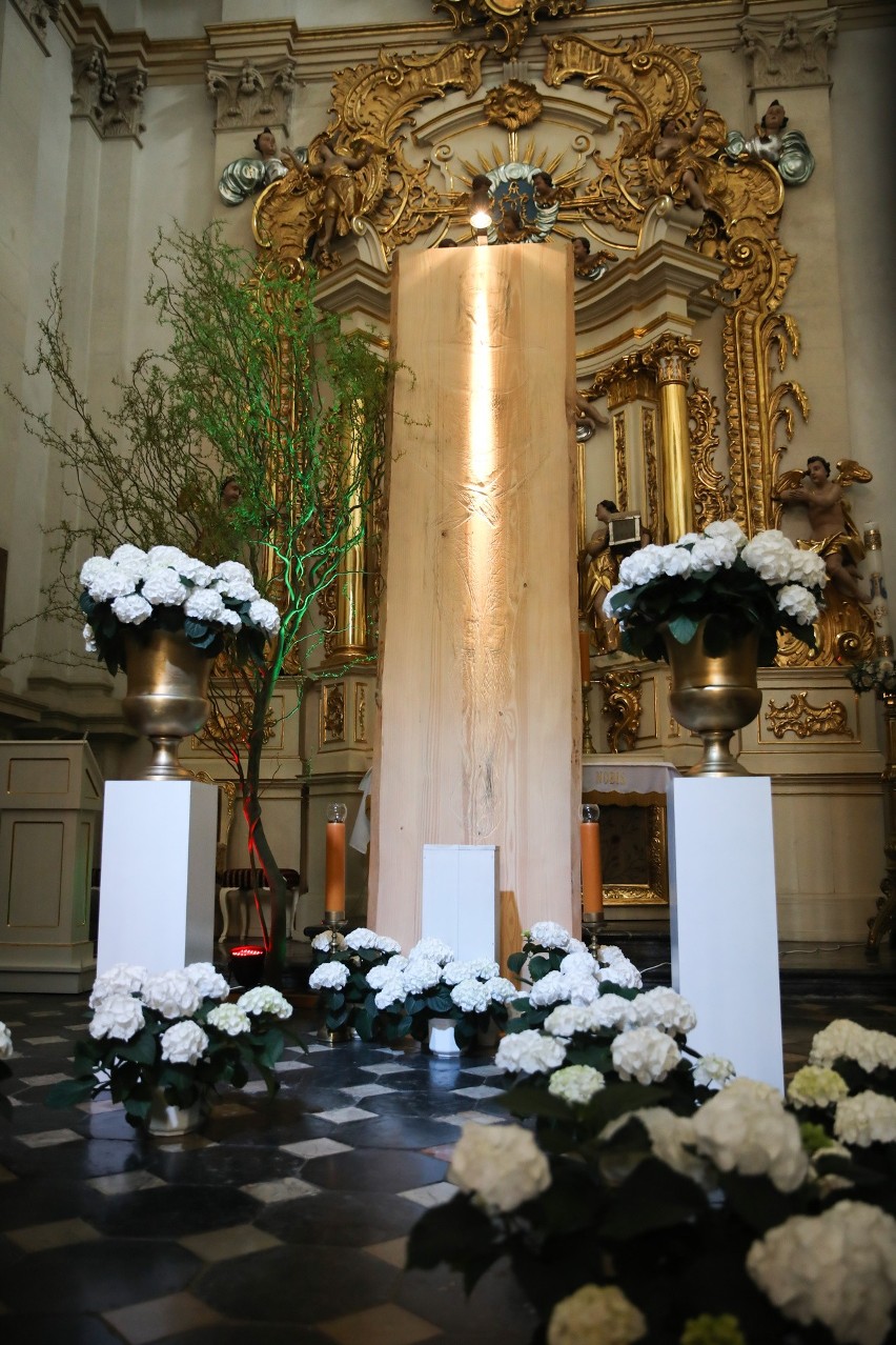 Kraków. Puste Groby Pańskie w kościołach. Katolicy celebrują najważniejsze święto [ZDJĘCIA]