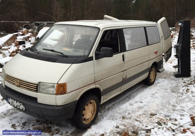 Trzech mężczyzn w wieku od 28 do 31 lat podejrzanych o rozbój w salonie gier w Złotoryi trafiło do aresztu. Sprawcy sterroryzowali lokal i ukradli trzy automaty do gier.