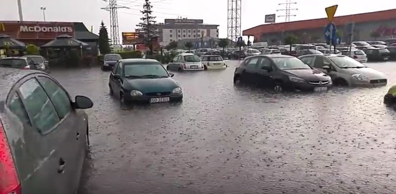 Na parkingu przed centrum handlowym M1 w Czeladzi powstało...