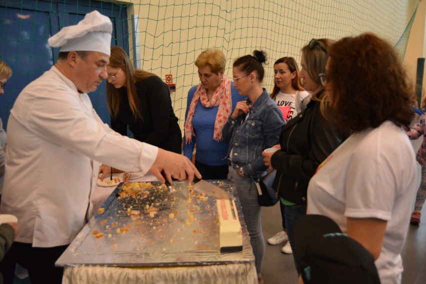 Ostrołęka. Międzyszkolny Klub Kyokushin Karate obchodził 10-lecie istnienia. Był tort oraz zawody. 28.05.2022