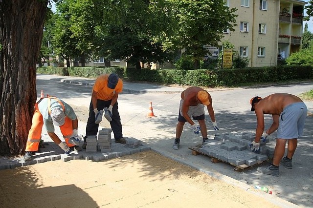 Trwa remont chodnika przy ulicy Urzędniczej.