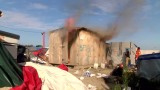 Buldożery burzą "dżunglę" w Calais. W obozowisku wybuchają pożary