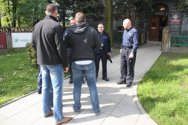 W Katowicach w sądzie ponownie rozpoczął się proces antyterrorystów, którzy omyłkowo weszli do mieszkania w Katowicach. Przed sądem zgromadzili się ich znajomi i przyjaciele