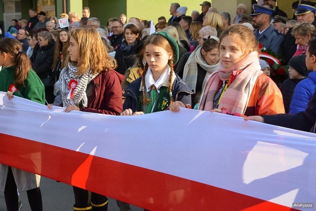 Młodzież z biało-czerwoną flagą podczas niedzielnych uroczystości w Pionkach.