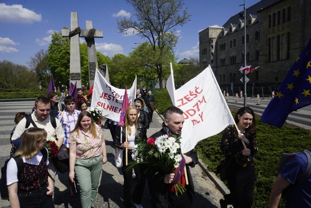 Ulicami Poznania przeszedł tradycyjny spacer pierwszomajowy. Ruszył on sprzed pomnika poznańskiego czerwca 1956 i dotarł do placu Wolności. Działacze Lewicy i uczestnicy złożyli kwiaty pod pomnikiem oraz pod tablicą upamiętniającą krwawe rozpędzenie demonstracji poznańskich kolejarzy w 1920 roku.Przejdź do kolejnego zdjęcia --->