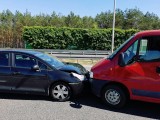 Mostówka. Zdarzenie drogowe na S8. Bus obrócił się o 180 stopni! Zobacz, jak to się skończyło