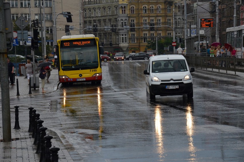 Meteorolodzy ostrzegają przed burzami z gradem. We Wrocławiu już pada (GDZIE JEST BURZA, RADAR)