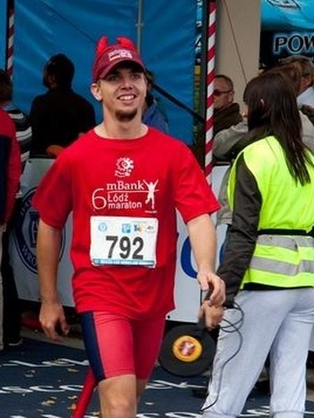 Maratończyk wspiera fundację leczącą śmiechem. Nie do śmiechu jest wysiłek biegacza, który pokona 500 kilometrów. 