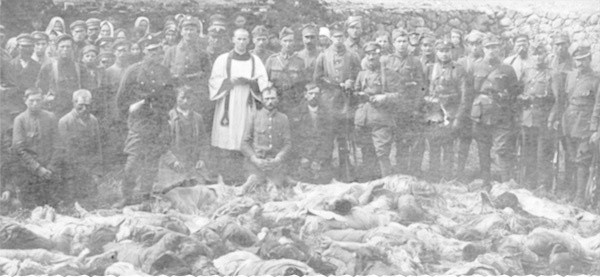 Rok 1920. Polscy zolnierze po bitwie z bolszewikami nad cialami zabitych. Nie wiadomo gdzie wykonano fotografie. Widoczny z tylu kamienny mur móglby świadczyc o tym, ze zdjecie zrobiono na terenie posesji jakiegoś kościola.