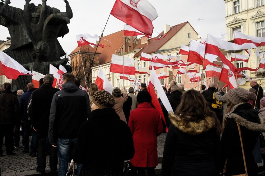 Obrońcy demokracji przynieśli ze sobą flagi Polski i Unii...